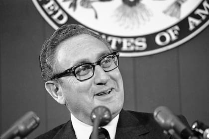 ARCHIVO - El Secretario de Estado Henry Kissinger informa a los periodistas, 12 de octubre de 1973, en el Departamento de Estado en Washington (AP)