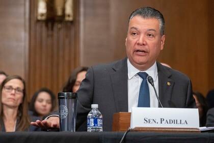 ARCHIVO - El senador demócrata Alex Padilla habla en una audiencia en el Congreso, Washington, 20 de abril de 2023. (AP Foto/Alex Brandon, File)