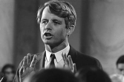 ARCHIVO - El senador Robert F. Kennedy informa a los periodistas, y a la nación, que es candidato del Partido Demócrata paras las primarias presidenciales, el 16 de marzo de 1968, en Washington. (AP Foto, Archivo)