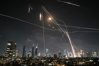 ARCHIVO - El sistema de defensa israelí Cúpula de Hierra lanza proyectiles para interceptar misiles sobre Tel Aviv, Israel, el 13 de junio de 2025. (AP Foto/Leo Correa, Archivo)
