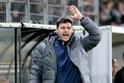 ARCHIVO - El técnico del PSG Mauricio Pochettino gesticula durante el partido de la liga francesa conta Angers, el miércoles 20 de abril de 2022, en Angers. (AP Foto/Jeremías González)
