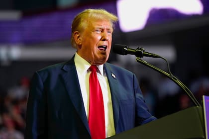 ARCHIVO - El virtual candidato presidencial republicano, el expresidente Donald Trump, habla en un mitin de campaña, el 22 de junio de 2024, en la Universidad de Temple, en Filadelfia. (AP Foto/Chris Szagola, Archivo)