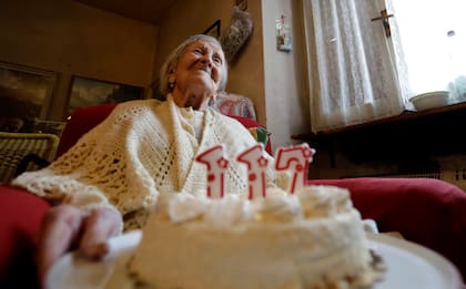 ARCHIVO - Emma Morano sostiene un pastel el día de su cumpleaños 117, el 29 de noviembre de 2016, en Verbania, Italia. (AP Foto/Antonio Calanni)