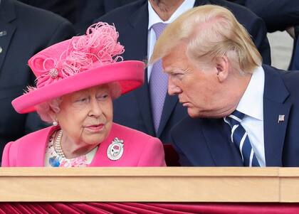 ARCHIVO-. En 2018, Donald Trump rompió involuntaria y famosamente el protocolo al caminar frente a la reina en el Castillo de Windsor. 
