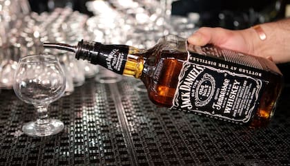 ARCHIVO – En esta foto de archivo de 4 de marzo de 2011, un cantinero sirve una bebida de una botella de Jack Daniels en un bar de San Francisco. (AP Foto/Paul Sakuma, Archivo)