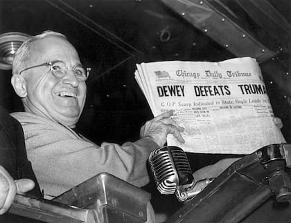 ARCHIVO - En esta foto de archivo del 4 de noviembre de 1948, el presidente Harry S. Truman en la estación Union de St. Louis sostiene una edición del día de las elecciones del Chicago Daily Tribune, que –basándose en los primeros resultados– anunciaba erróneamente "Dewey derrota a Truman". (AP Foto/Byron Rollins, Archivo)