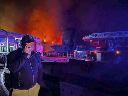 ARCHIVO - En esta foto de archivo del gobernador de Sebastopol, Mikhail Razvozhaev, 13 de setiembre de 2023, Razvozhaev habla por teléfono desde un astillero en llamas