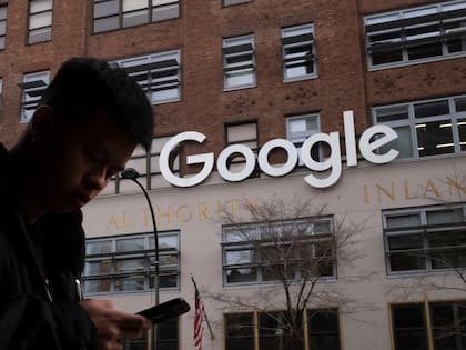 ARCHIVO _ En esta foto del 17 de diciembre del 2018, un hombre con un celular pasa por delante de las oficinas de Google en la ciudad de  Nueva York.  (AP Foto/Mark Lennihan)