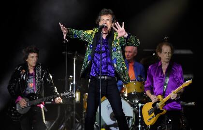 ARCHIVO - En esta foto del 22 de agosto de 2019, Mick Jagger, en el centro, y sus compañeros Ron Wood, Charlie Watts y Keith Richards, de izquierda a derecha, durante un concierto de la banda en el Rose Bowl en Pasadena, California. (Foto por Chris Pizzello/Invision/AP, Archivo)
