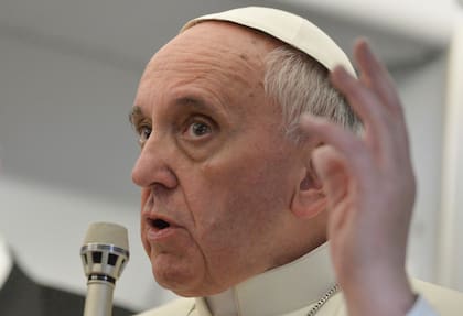 ARCHIVO - En esta foto del 29 de julio de 2016, el papa Francisco responde preguntas de reporteros sobre su famosa frase "¿Quién soy yo para juzgar?", en una conferencia de prensa a bordo del avión papal en su viaje de vuelta de Brasil. (AP Foto/Luca Zennaro, Pool, Archivo)