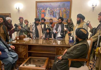ARCHIVO - En esta fotografía de archivo del 15 de agosto de 2021, combatientes del Talibán toman el control del palacio presidencial en Kabul, Afganistán, después de que el presidente Ashraf Ghani huyera del país. (AP Foto/Zabi Karimi, Archivo)