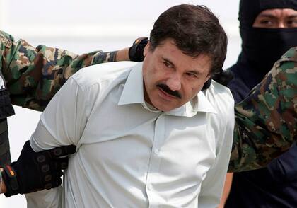 ARCHIVO - En esta fotografía de archivo del 22 de febrero de 2014, Joaquín "El Chapo" Guzmán, jefe del Cártel de Sinaloa en México, es escoltado a un helicóptero en la Ciudad de México luego de su captura