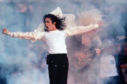 ARCHIVO - En esta fotografía del 1 de febrero de 1993 el astro pop Michael Jackson durante el espectáculo de medio tiempo en el Super Bowl en Pasadena, California. (Foto AP/Rusty Kennedy, archivo)