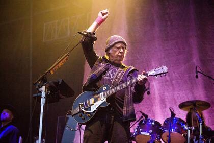 ARCHIVO - En esta fotografía del 25 de mayo de 2019, Neil Young durante un concierto en un festival de música de Napa, California. (Fotografía por Amy Harris/Invision/AP, Archivo)