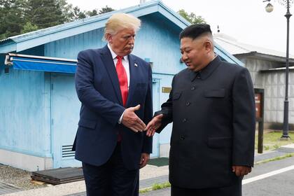 ARCHIVO - En esta fotografía del 30 de junio de 2019, el presidente de EEUU, Donald Trump, se reúne con el mandatario norcoreano Kim Jong Un en el poblado fronterizo de Panmunjom en la Zona Desmilitarizada, Corea del Sur. (AP Foto/Susan Walsh, Archivo)