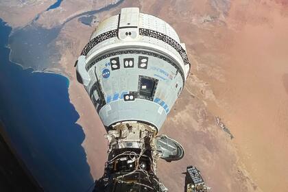 ARCHIVO -En esta fotografía, proporcionada por la NASA, se muestra la nave espacial Starliner acoplada al módulo Harmony de la Estación Espacial Internacional, en órbita a 421 kilómetros sobre la costa mediterránea de Egipto, el 13 de junio de 2024. (NASA vía AP, Archivo)