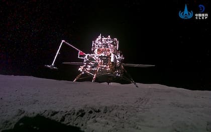 ARCHIVO - En esta imagen de la Administración Nacional del Espacio de China, distribuida por la agencia noticiosa Xinhua, se muestra la imagen de la sonda Chang'e-6 tomada desde un mini vehículo de exploración, tras aterrizar en la Luna, el 4, de junio de 2024. (CNSA/Xinhua vía AP, archivo)