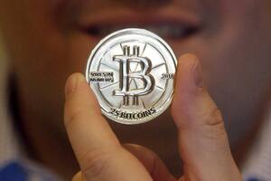 ARCHIVO – En esta imagen del 3 de abril de 2013, se muestra una ficha de bitcoin en Sandy, Utah. (AP Foto/Rick Bowmer, Archivo)