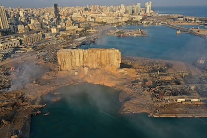 ARCHIVO - En esta imagen del 5 de agosto de 2020, una fotografía tomada con un dron muestra el lugar de una explosión en el puerto de Beirut, Líbano. La explosión destruyó vecindarios enteros y mató a decenas de personas. (AP Foto/Hussein Malla, Archivo)