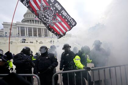 ARCHIVO - En esta imagen del 6 de enero de 2021, agentes de la Policía del Capitolio contienen a insurrectos leales al expresidente Donald Trump
