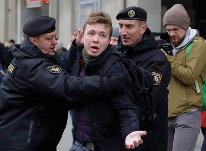 ARCHIVO - En esta imagen del domingo 26 de marzo de 2017, la policía bielorrusa detiene al periodista Protasevich