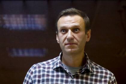 ARCHIVO - En esta imagen del sábado 20 de febrero de 2021, el líder opositor ruso Alexei Navalny, de pie en una celda en la Corte del Distrito de Babuskinsky en Moscú, Rusia. Un médico del encarcelado líder opositor Navalny dijo el sábado que su salud se estaba deteriorando y que el crítico del Kremlin podría estar al borde de la muerte. (AP Foto/Alexander Zemlianichenko, Archivo)