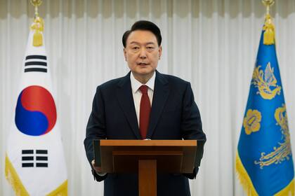 ARCHIVO - En esta imagen publicada por la oficina del presidente de Corea del Sur, el presidente del país, Yoon Suk Yeol, habla en su residencia oficial en Seúl, Corea del Sur, el 14 de diciembre de 2024. (Oficina del presidente de Corea del Sur via AP, Archivo)