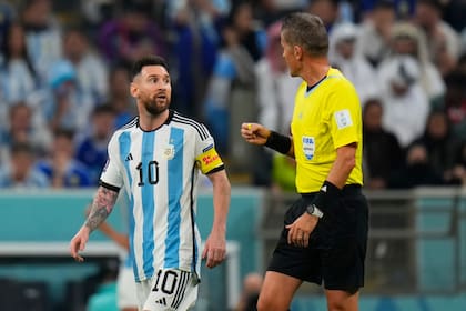 ARCHIVO - En foto del 13 de diciembre del 2022, el árbitro Daniele Orsato habla con el argentino Lionel Messi durante el encuentro de semifinales de la Copa Mundial ante Croacia. (AP Foto/Petr David Josek, Archivo)