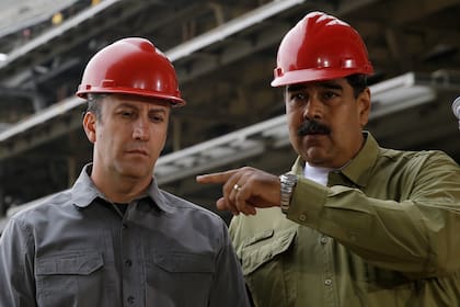ARCHIVO - En mayo de 2018, el presidente de Venezuela, Nicolás Maduro, y el entonces vicepresidente Tareck El Aissami, recorren el estadio de béisbol La Rinconada en construcción, en las afueras de Caracas, Venezuela, (AP Foto/Ricardo Mazalan, Archivo)