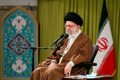 ARCHIVO - En una imagen difundida por el sitio de la oficina del líder supremo iraní, el ayatolá Alí Jamenei habla durante una reunión con un grupo de la fuerza paramilitar Basij en Teherán, Irán, el 26 de noviembre de 2022. (Oficina del líder supremo iraní vía AP, archivo)