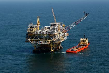Archivo.- Esta foto de archivo del 10 de abril de 2011, muestra una plataforma y un buque de suministro en el Golfo de México, frente a la costa de Luisiana