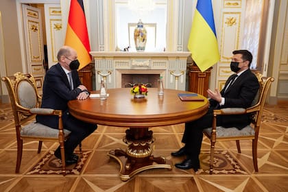 ARCHIVO. Esta foto tomada y publicada por el servicio de prensa de la presidencia ucraniana muestra al presidente Volodimir Zelensky hablando con el canciller alemán Olaf Scholz antes de su reunión en Kiev el 14 de febrero de 2022.