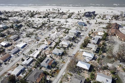 Archivo.- Esta fotografía aérea muestra casas dañadas y escombros después del huracán Ian, el 29 de septiembre de 2022, en Fort Myers Beach, Florida