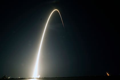 ARCHIVO - Esta imagen de larga exposición muestra la trayectoria de un cohete Falcon 9 de SpaceX