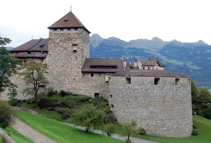 ARCHIVO -Esta imagen tomada el 7 de septiembre de 2011 muestra el Castillo Vaduz, residencia de la familia real de Liechtenstein, en Vaduz, Liechtenstein. (AP Foto/Frank Jordans, Archivo)