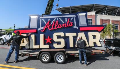 ARCHIVO - Foto del 6 de abril del 2021, trabajadores cargan un letrero del Juego de Estrellas a un trailer para retirarlo del Truist Park en Atlanta. En 2023, le otorgaron a Atlanta el Juego de Estrellas de la MLB para el 2025. (John Spink/Atlanta Journal-Constitution via AP, Archivo)