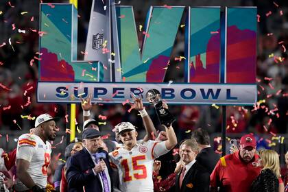 ARCHIVO - Foto del domingo 12 de febrero del 2023, el quarterback de los Chiefs de Kansas City Patrick Mahomes sostiene el trofeo Vince Lombardo mientras habla con Terry Bradshow tras ganar el Super Bowl 57. (AP Foto/Seth Wenig, Archivo)