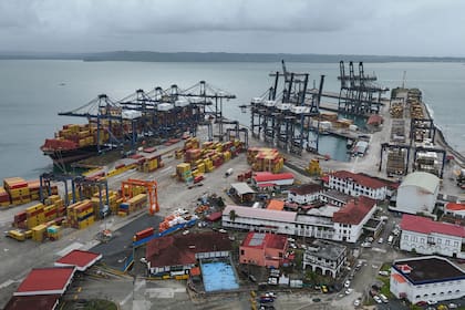 ARCHIVO - Grúas cargan y descargan contenedores de mercantes en puerto Cristóbal, operado por Panama Ports Company, en Colón, Panamá, el 6 de febrero de 2026. (AP Foto/Matías Delacroix, archivo)