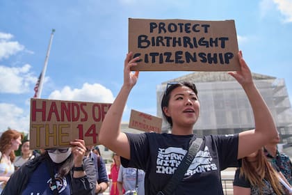 Archivo.- Hannah Liu, de 26 años y residente de Washington, sostiene un cartel en apoyo a la ciudadanía por nacimiento, el 15 de mayo de 2025, frente a la Corte Suprema en Washington (AP Foto/Jacquelyn Martin, Archivo)