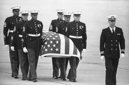 ARCHIVO - Infantes de Marina de Estados Unidos cargan el féretro de Enrique Camarena --agente de la DEA asesinado en México-- después de que llegó a la Base Aeronaval Isla Norte, el 8 de marzo de 1985, en San Diego. (AP Foto/Lenny Ignelzi, archivo)