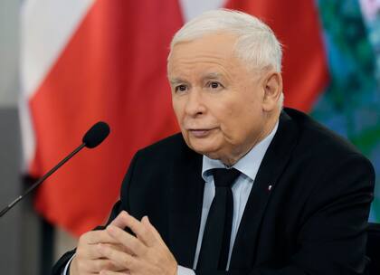 Archivo - Jaroslaw Kaczynski, líder del gobernante partido polaco Ley y Justicia, hace una pausa durante una conferencia de prensa en Varsovia, el 26 de octubre de 2021. (AP Foto/Czarek Sokolowski, Archivo)