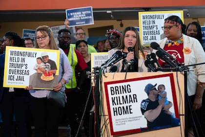 ARCHIVO - Jennifer Vasquez Sura, la esposa de Kilmar Abrego García, de Maryland, que fue deportado por error a El Salvador, habla durante una rueda de prensa en el Centro Multicultural de CASA en Hyattsville, Maryland, el 4 de abril de 2025. (AP foto/Jose Luis Magana, archivo)