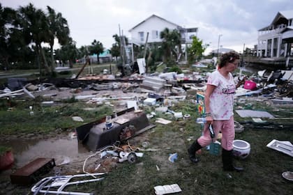 ARCHIVO - Jewell Baggett camina entre los escombros esparcidos por el patio donde estaba la casa de su madre, en Horseshoe Beach, Florida, tras el paso del huracán Idalia, el 30 de agosto de 2023. (AP Foto/Rebecca Blackwell, Archivo)
