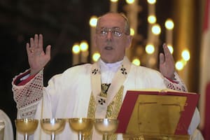 (ARCHIVO) Juan Luis Cipriani Thorne, entonces arzobispo de Lima, celebra una misa el 18 de enero de 2001 en Lima, Perú