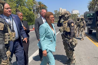 (Archivo) Karen Bass se presentó en un operativo del ICE en Los Ángeles