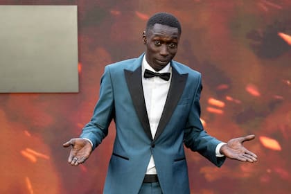 ARCHIVO - Khaby Lame posa para los fotógrafos durante la premiere de la cinta "Oppenheimer" en Londres, el 13 de julio de 2023. (Scott Garfitt/Invision/AP Archivo)