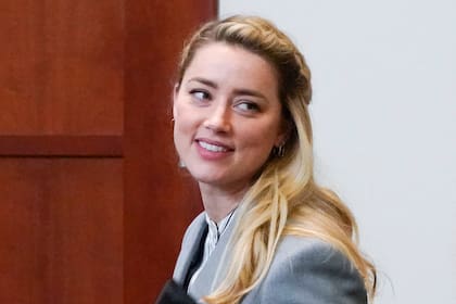 ARCHIVO - La actriz Amber Heard durante un descanso en el tribunal del condado Fairfax, Virginia, el 27 de mayo de 2022. (AP Foto/Steve Helber, Pool, archivo)