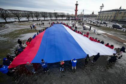 Archivo.- La bandera rusa desplegada en San Petersburgo, Rusia, el 18 de marzo de 2023 (Foto AP /Dmitri Lovetsky)
