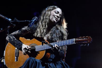 ARCHIVO - La cantante mexicana Natalia Lafourcade se presenta en la Concha Acústica de Bello Monte en Caracas, Venezuela, el 22 de agosto de 2023. (Foto AP/Matias Delacroix, archivo)
