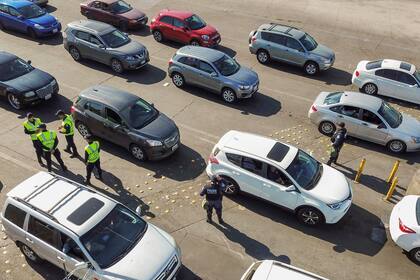 (Archivo). La CBP realiza inspecciones de vehículos en la frontera
